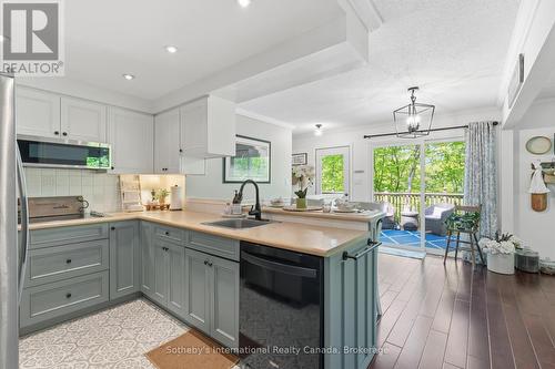 180 Clairmont Road, Gravenhurst (Muskoka (S)), ON - Indoor Photo Showing Kitchen