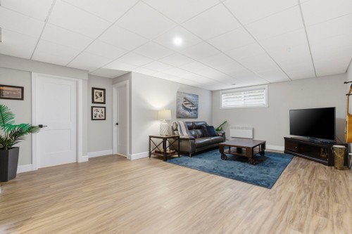 Salle familiale - 50 Rue Des Érables, Mont-Saint-Hilaire, QC 
