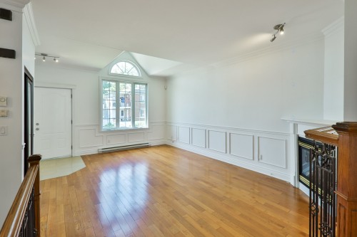 Salon - 119 90E Avenue, Laval (Chomedey), QC 