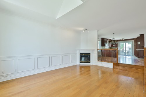 Salon - 119 90E Avenue, Laval (Chomedey), QC 