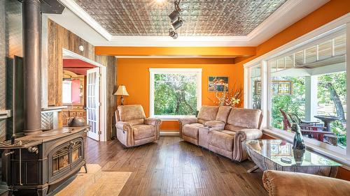 749 Enderby - Grindrod Road, Enderby, BC - Indoor Photo Showing Living Room