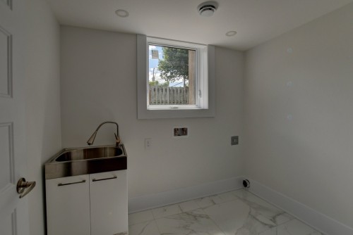 Salle de lavage - 2540 Rue Stevens, Montréal (Saint-Laurent), QC 