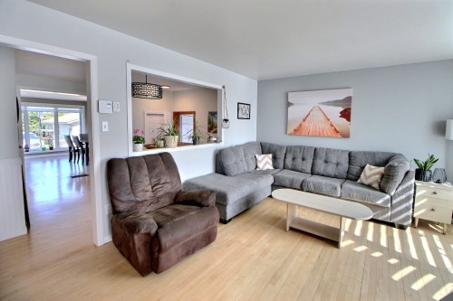 Salon - 1 Rue Fiset, Amos, QC 