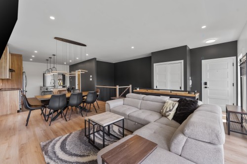 Salon - 101-289 Rue Principale, Saint-Donat, QC 