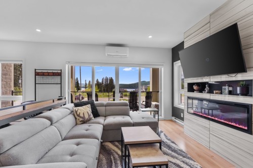 Salon - 101-289 Rue Principale, Saint-Donat, QC 