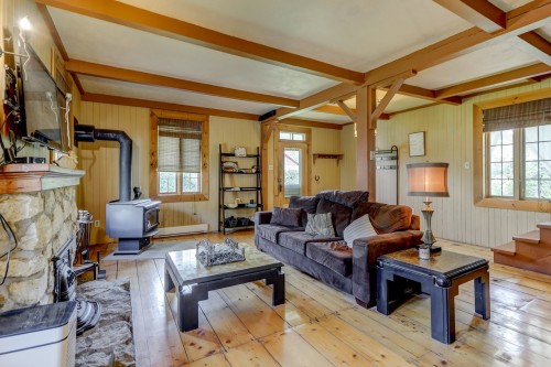Salon - 201 Rue Principale, Huberdeau, QC 