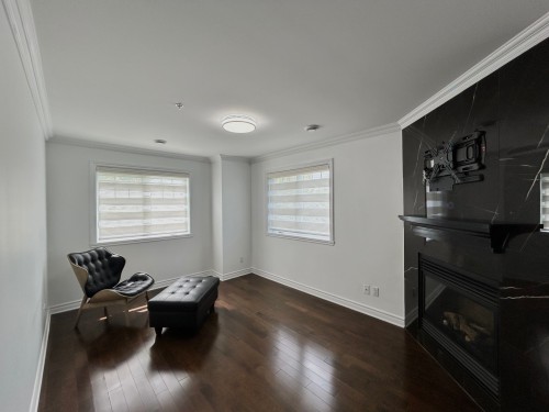 Salon - 301-110 Rue Du Bruant, Terrebonne (Lachenaie), QC 