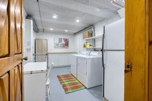 Salle de lavage - 702 Rue Des Pierrailles, Sainte-Adèle, QC - Indoor Photo Showing Laundry Room