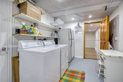 Salle de lavage - 702 Rue Des Pierrailles, Sainte-Adèle, QC - Indoor Photo Showing Laundry Room