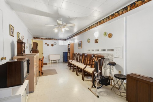 Salle familiale - 38 Rue Giguère, Laval (Sainte-Rose), QC 