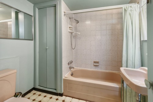 Salle de bains - 38 Rue Giguère, Laval (Sainte-Rose), QC 