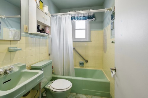 Salle de bains - 38 Rue Giguère, Laval (Sainte-Rose), QC 