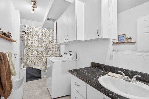 Logement - 1340  - 1344 Rue De La Pointe-Aux-Lièvres, Québec (La Cité-Limoilou), QC - Indoor Photo Showing Laundry Room