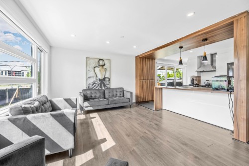 Salon - 295 Rue Sherbrooke, Sainte-Thérèse, QC 