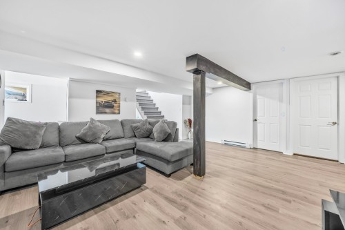Salon - 295 Rue Sherbrooke, Sainte-Thérèse, QC 