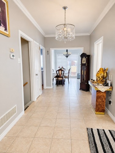 Mud Room - 9618 Rue De St-Firmin, Montréal (Ahuntsic-Cartierville), QC 