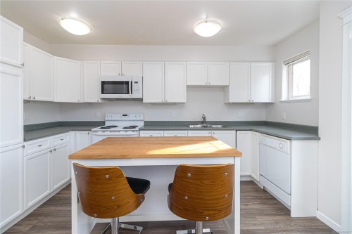 #13-1043 Caledonia Ave, Victoria, BC 