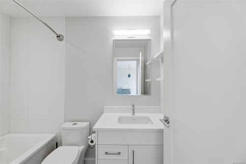 #303-1515 Redfern St, Victoria, BC - Indoor Photo Showing Bathroom