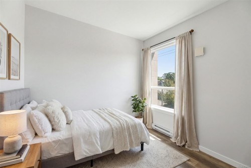 #303-1515 Redfern St, Victoria, BC - Indoor Photo Showing Bedroom