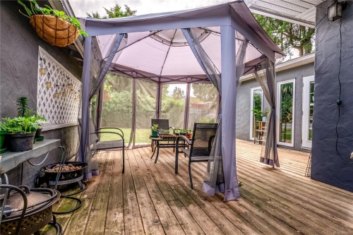 1661 Freeman Ave, Saanich, BC 
