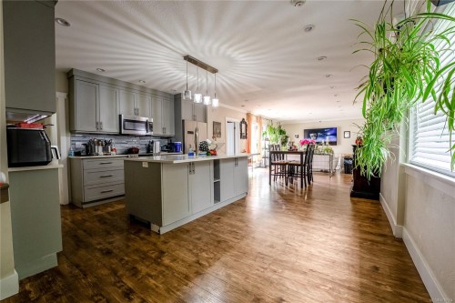 1661 Freeman Ave, Saanich, BC 