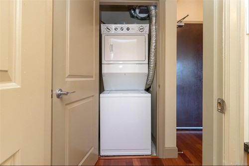 #202-1620 Mckenzie Ave, Saanich, BC 