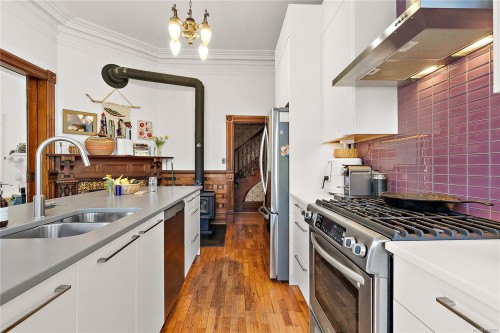 1736 Haultain St, Victoria, BC 