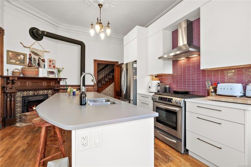 1736 Haultain St, Victoria, BC 
