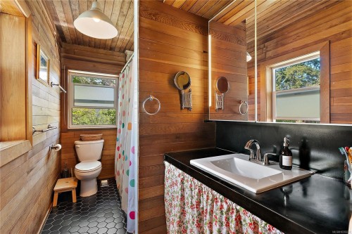 1736 Haultain St, Victoria, BC 