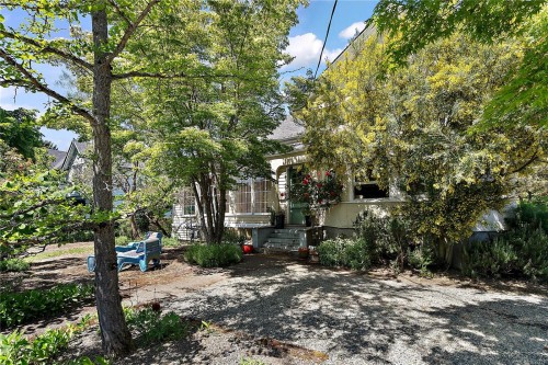 1736 Haultain St, Victoria, BC 