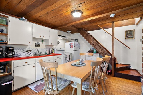 1736 Haultain St, Victoria, BC 