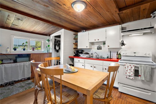 1736 Haultain St, Victoria, BC 