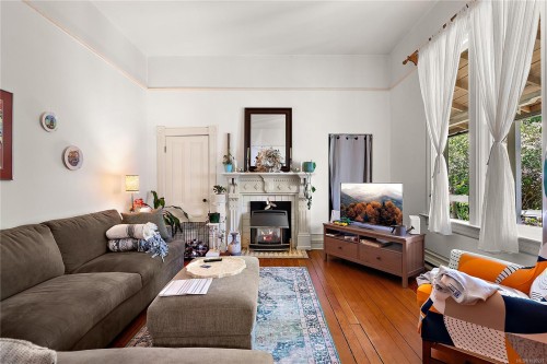 1736 Haultain St, Victoria, BC 
