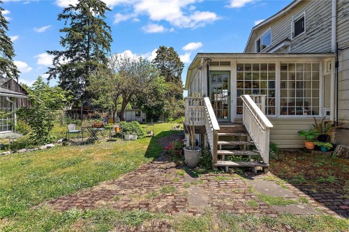 1736 Haultain St, Victoria, BC 