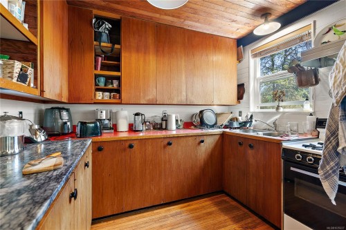 1736 Haultain St, Victoria, BC 
