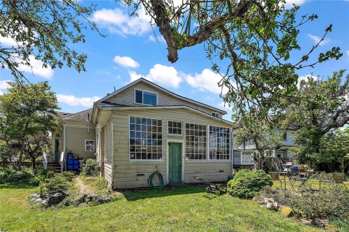1736 Haultain St, Victoria, BC 