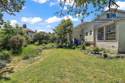 1736 Haultain St, Victoria, BC 
