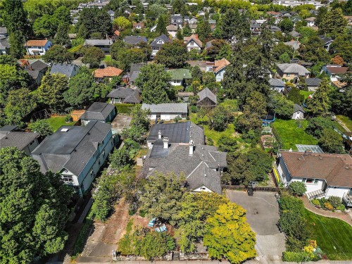 1736 Haultain St, Victoria, BC 