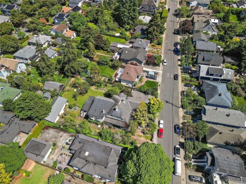 1736 Haultain St, Victoria, BC 
