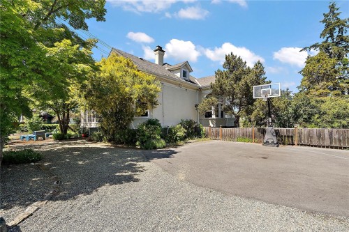 1736 Haultain St, Victoria, BC 