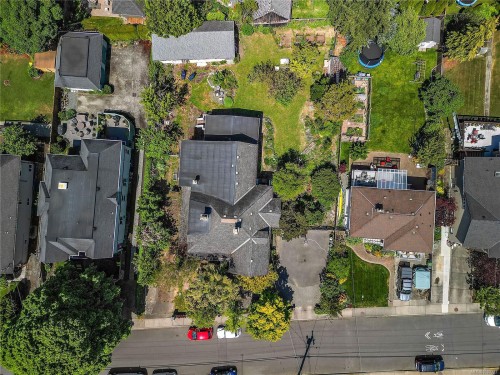 1736 Haultain St, Victoria, BC 