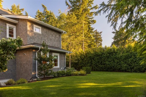 2571 Macdonald Dr West, Saanich, BC 