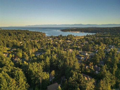 2571 Macdonald Dr West, Saanich, BC 