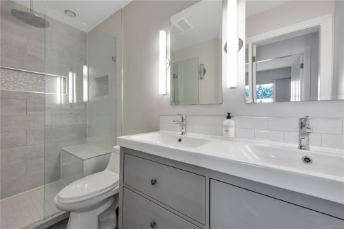 3236 Cedar Hill Rd, Saanich, BC 