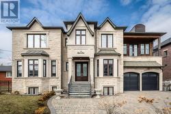 2 POPLAR DRIVE Richmond Hill, ON L4E 2W5