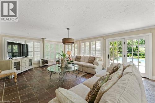 3040 First Street, Burlington, ON - Indoor Photo Showing Living Room