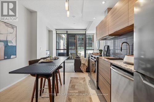 404 - 8 Charlotte Street, Toronto, ON - Indoor Photo Showing Kitchen