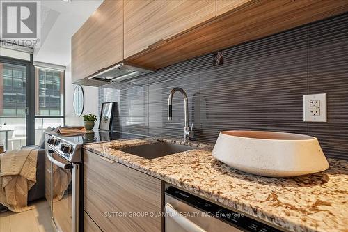 404 - 8 Charlotte Street, Toronto, ON - Indoor Photo Showing Kitchen