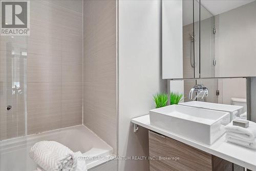 404 - 8 Charlotte Street, Toronto, ON - Indoor Photo Showing Bathroom