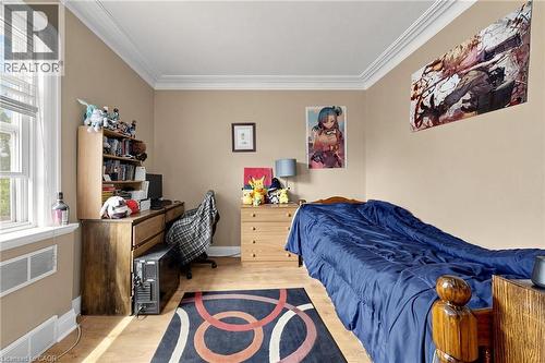 Room featuring neutral-toned walls, crown molding, and wood-finish flooring - 287 Courtland Avenue E, Kitchener, ON 